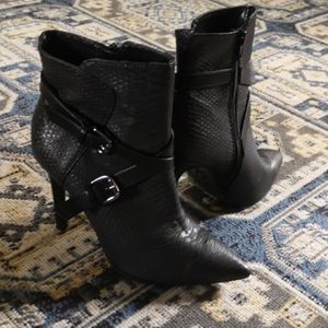 LE CHATEAU Booties